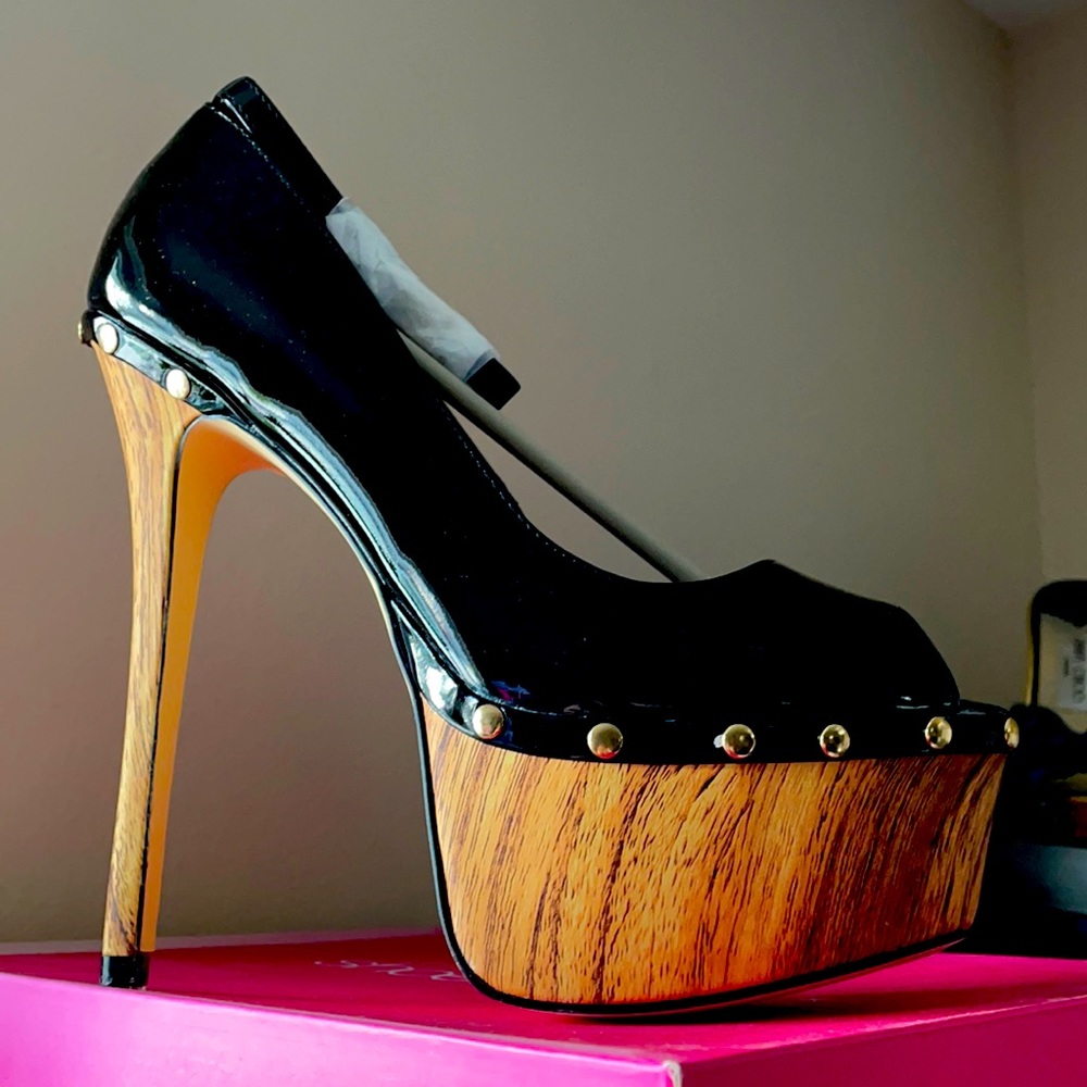 Black patent leather pump
